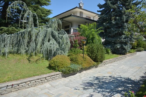Property building, Facade/entrance, Garden