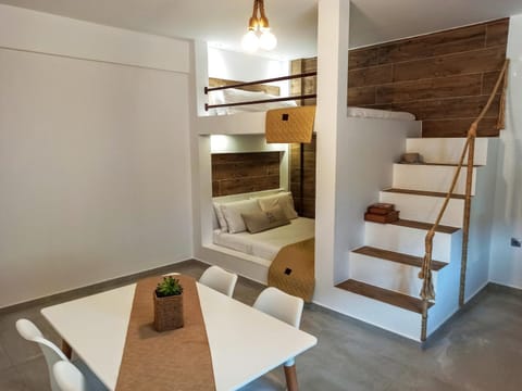Seating area, Dining area, bunk bed