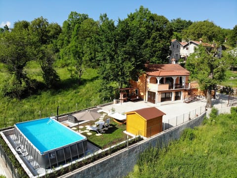 Neighbourhood, Bird's eye view