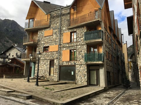 Property building, Facade/entrance, Mountain view, Street view