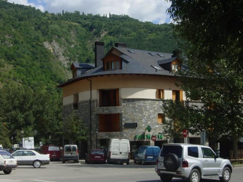 Property building, Facade/entrance, Natural landscape, Mountain view