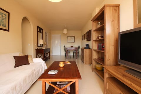 TV and multimedia, Lounge or bar, Seating area, Dining area