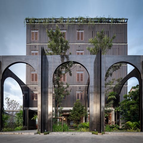 Property building, Facade/entrance, Property logo or sign, Garden, Decorative detail, Garden view