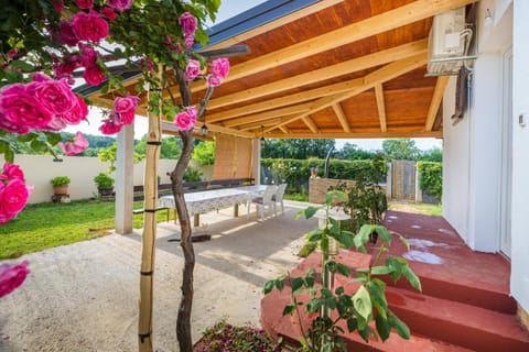 Balcony/Terrace, Seating area, Pets, Garden view, Dinner