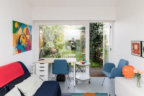 Bed, TV and multimedia, Living room, Seating area