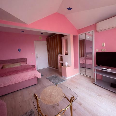 TV and multimedia, Photo of the whole room, Seating area, Bedroom