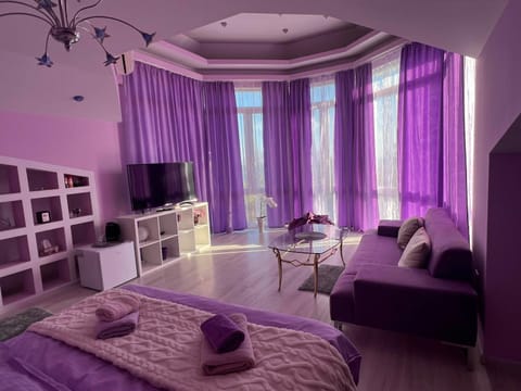 Communal lounge/ TV room, Bed, TV and multimedia, Seating area, Evening entertainment, Bedroom