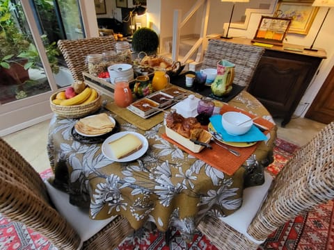 Les Glycines Bed and Breakfast in Île-de-France