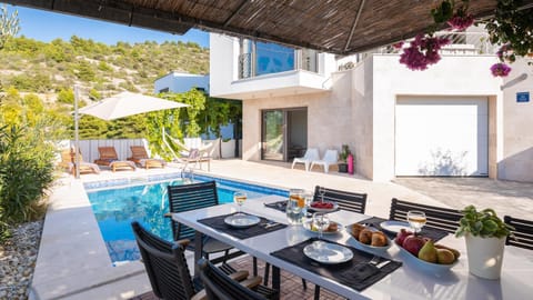 Swimming pool, Dinner, sunbed