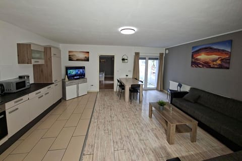 TV and multimedia, Kitchen or kitchenette, Living room, Seating area, Dining area, oven, stove