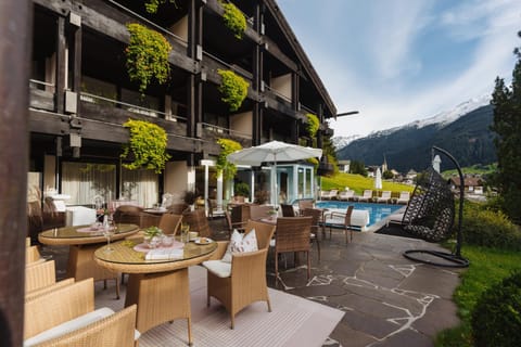 Property building, Natural landscape, View (from property/room), Balcony/Terrace, Mountain view, Pool view, Swimming pool, sunbed