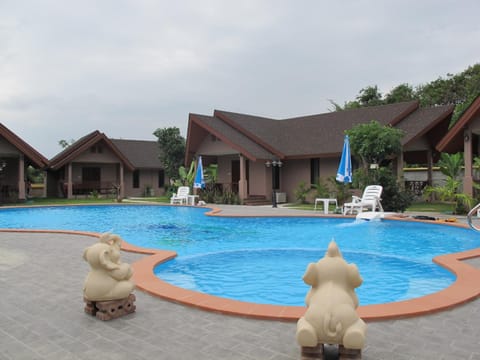 Facade/entrance, Swimming pool