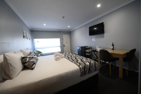 Bed, TV and multimedia, Seating area