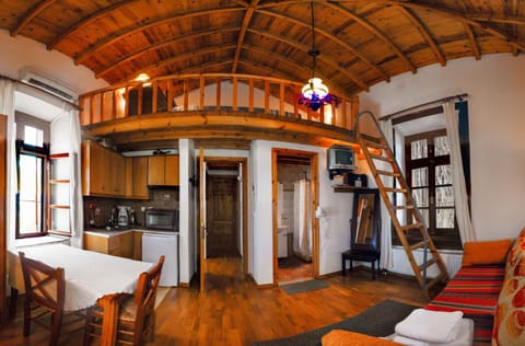 Kitchen or kitchenette, Seating area, Dining area