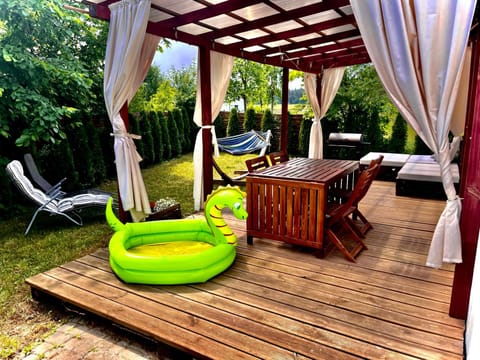 Day, Natural landscape, Seating area, Garden view, sunbed