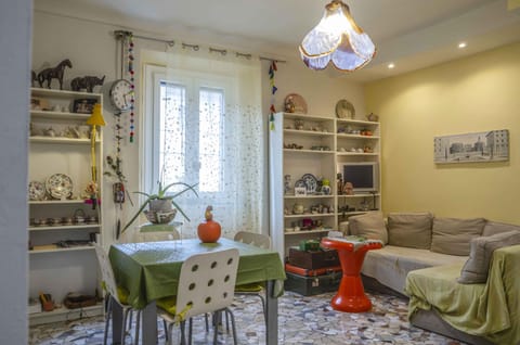 Coffee/tea facilities, Living room, Seating area, Dining area
