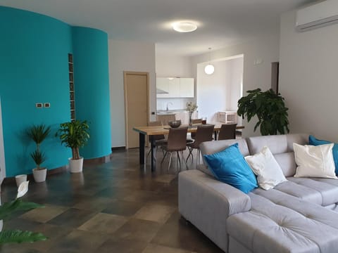 Living room, Lounge or bar, Seating area, Dining area