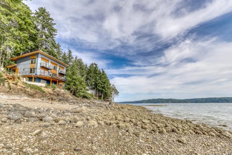 Paradise Cove Retreat House in Brinnon