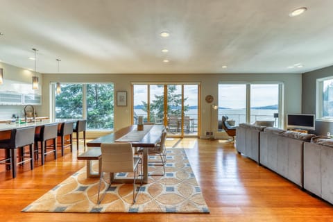 Paradise Cove Retreat House in Brinnon