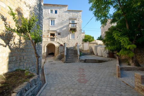 Patio, Facade/entrance