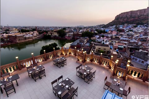 Restaurant/places to eat, Balcony/Terrace, City view, Lake view, Landmark view, Mountain view, Street view, Sunset
