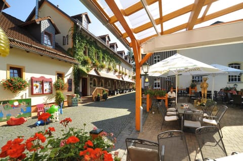 Property building, Patio, Restaurant/places to eat