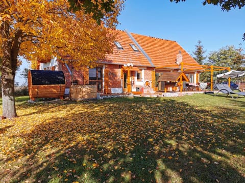 Property building, Facade/entrance, Garden, View (from property/room), Balcony/Terrace, Other, Decorative detail, Floor plan, Autumn, On site, Garden view, Area and facilities