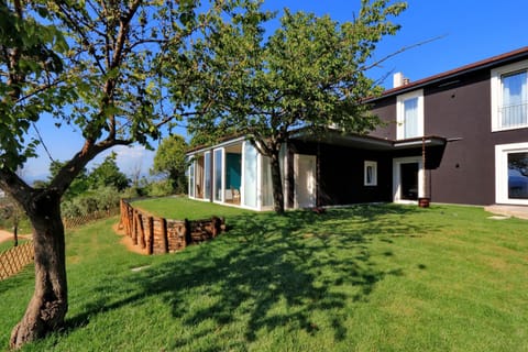 Property building, Facade/entrance, Garden