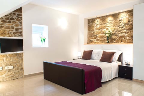Bed, TV and multimedia