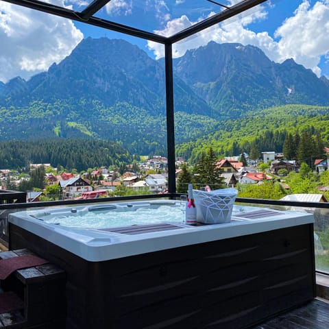Nearby landmark, Day, Natural landscape, Hot Tub, Mountain view