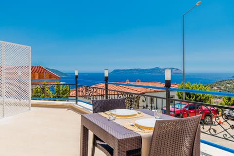 Natural landscape, View (from property/room), Balcony/Terrace, Dining area, Sea view
