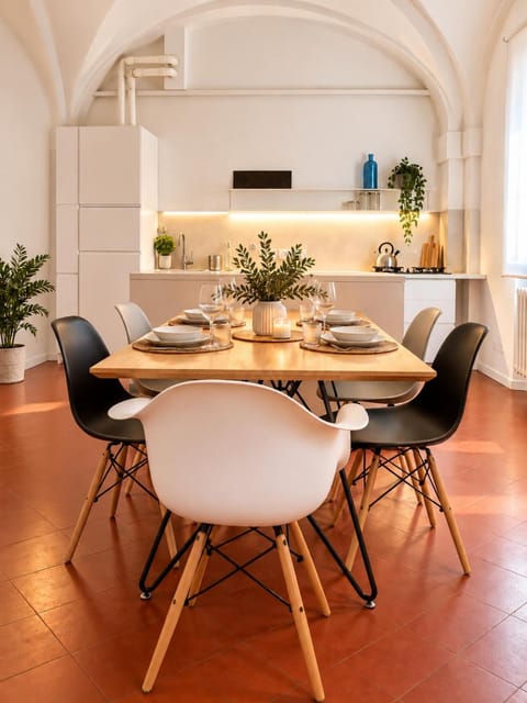 Kitchen or kitchenette, Seating area, Dining area