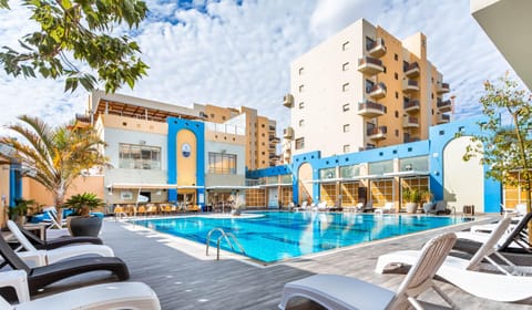 Property building, Communal lounge/ TV room, Day, Pool view, Swimming pool, sunbed