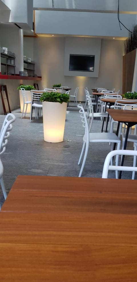 Restaurant/places to eat, Living room, Lounge or bar