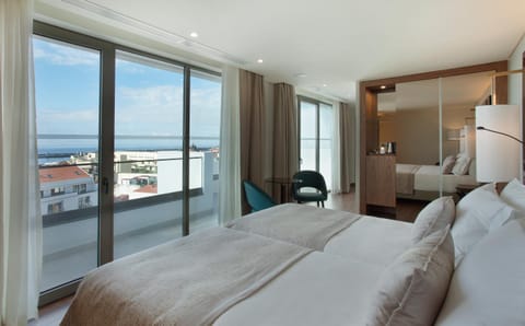 Photo of the whole room, Sea view