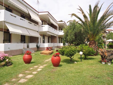 Facade/entrance, Garden, Garden view
