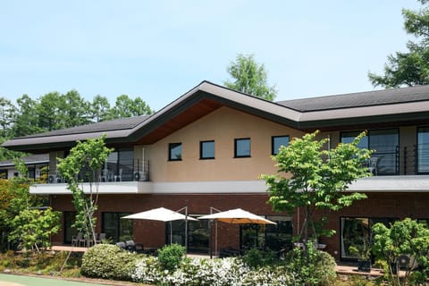 Property building, Facade/entrance, Garden, Garden view