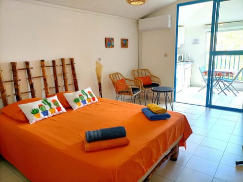 Living room, Photo of the whole room, air conditioner