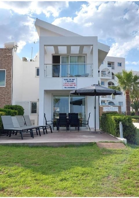 Property building, Garden, Balcony/Terrace, sunbed
