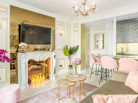 TV and multimedia, Living room, Seating area, Dining area