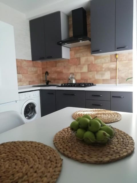Kitchen or kitchenette, Food and drinks, Food, minibar, stove