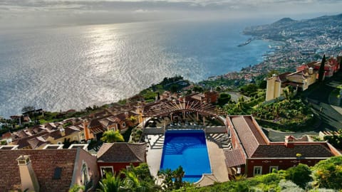 Property building, Nearby landmark, Natural landscape, Bird's eye view, Solarium, Balcony/Terrace, City view, Mountain view, Pool view, Sea view, Swimming pool, Swimming pool