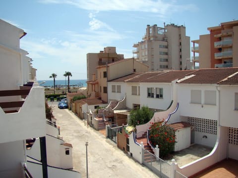 Property building, Day, Neighbourhood, Sea view, Street view, Location