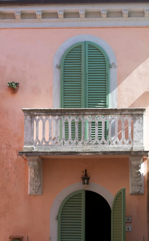 Facade/entrance, Balcony/Terrace