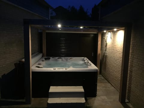 Hot Tub, Spa and wellness centre/facilities, On site