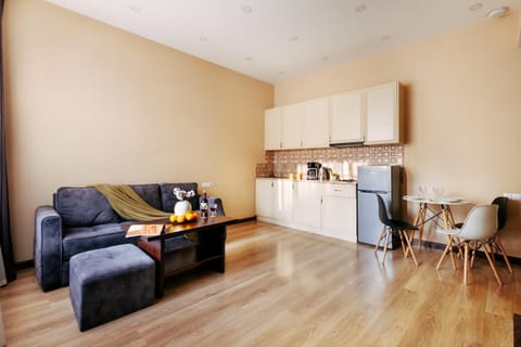 Coffee/tea facilities, Living room, Seating area, Dining area, stove