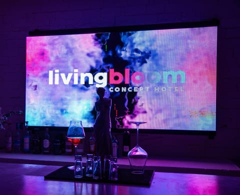 TV and multimedia, Lounge or bar, Evening entertainment, Text overlay