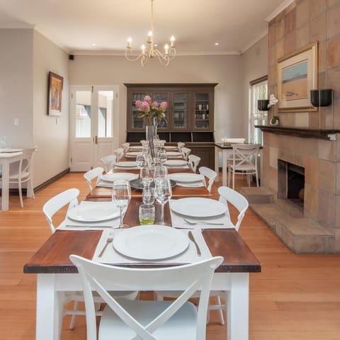 Restaurant/places to eat, Seating area, Dining area