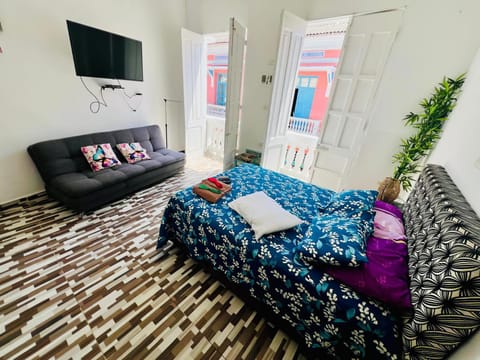 Bed, TV and multimedia, View (from property/room), Balcony/Terrace, Photo of the whole room, Bedroom, City view, Street view