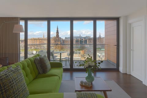 Balcony/Terrace, Seating area, City view, Landmark view